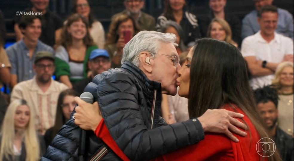 Ivete Sangalo dá um selinho em Caetano Veloso