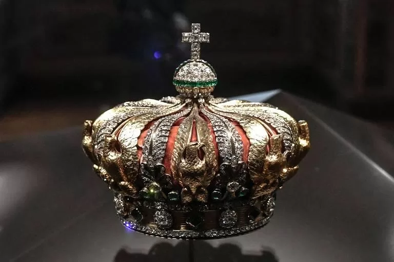 Coroa da Imperatriz Eugênia é Encontrada Após Roubo no Museu do Louvre