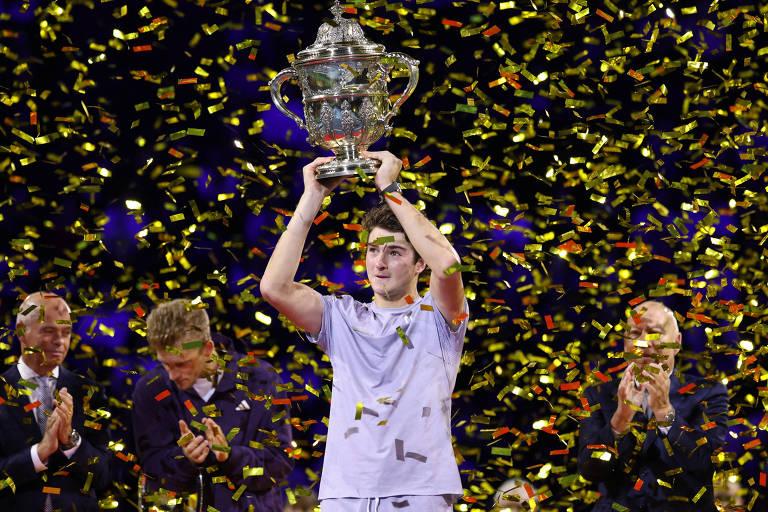 João Fonseca ergue o troféu do ATP 500 da Basileia