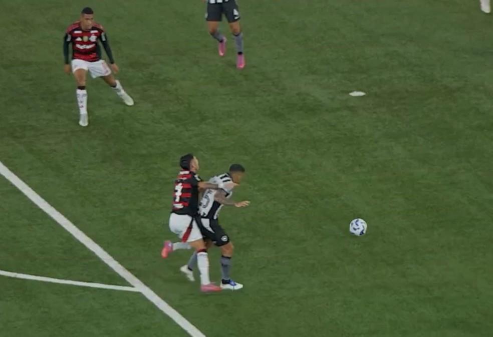Flamengo reclama de pênalti em Luiz Araújo contra o Botafogo