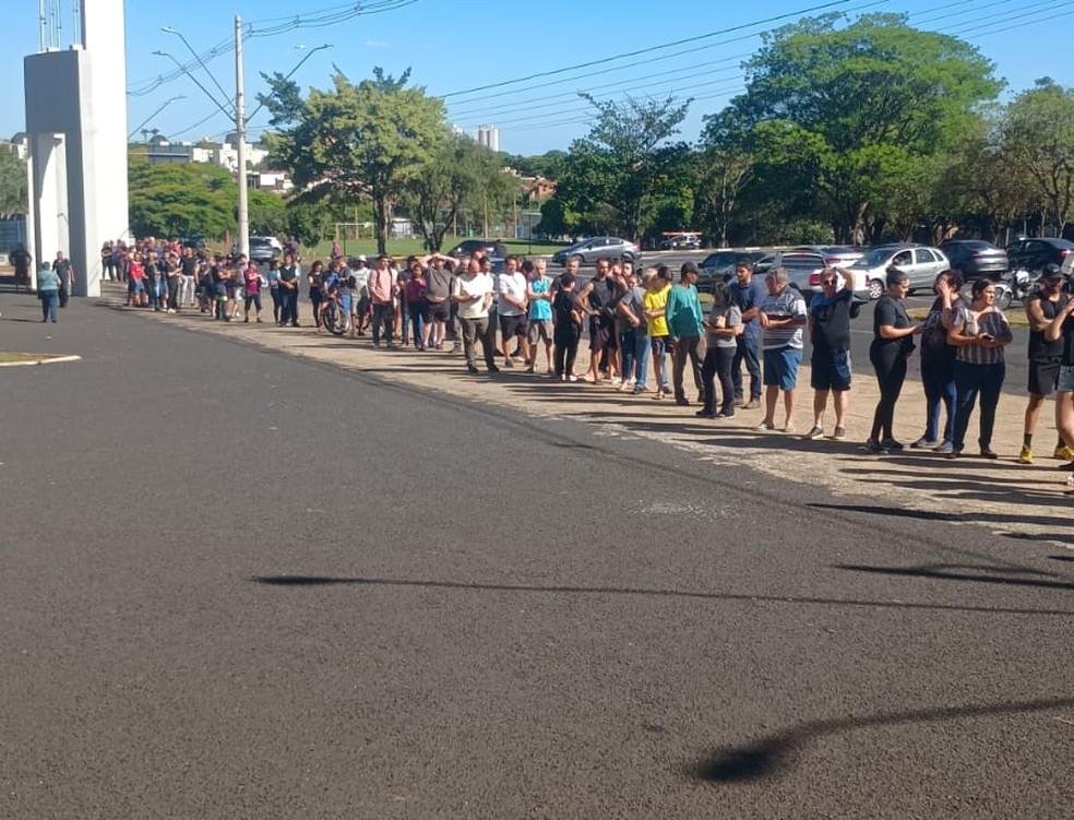 Torcedores fazem fila para retirar ingressos de Ferroviária x Paysandu na Série B
