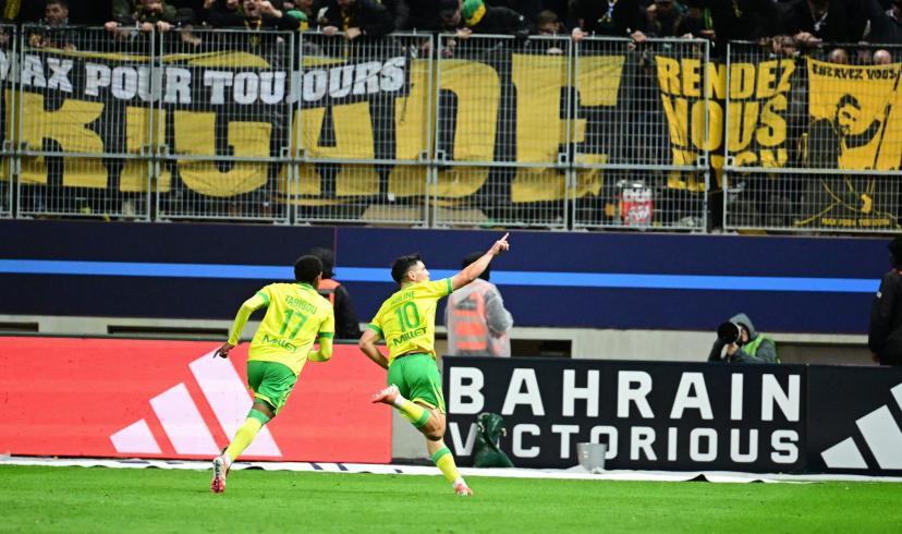 Jogadores do Nantes comemorando a vitória sobre o Paris FC