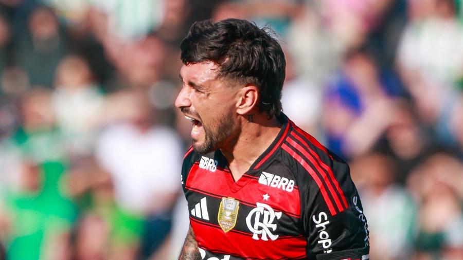 Arrascaeta comemora gol do Flamengo sobre o Juventude em jogo do Brasileirão