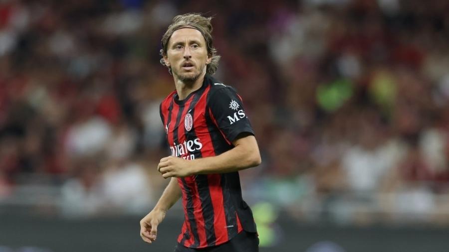 Modric em estreia oficial pelo Milan, contra o Bari pela Copa da Itália