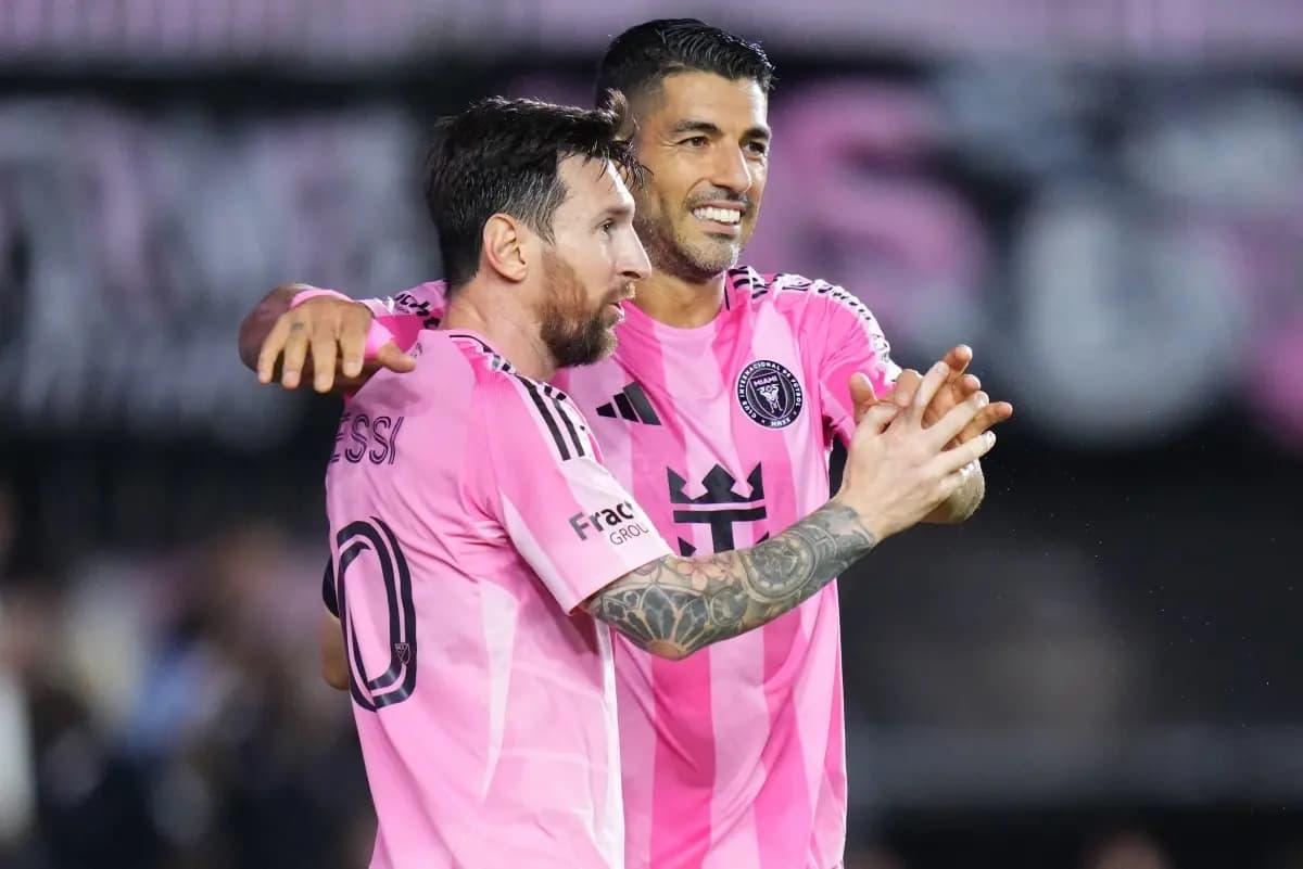 Lionel Messi e Luis Suárez comemorando a vitória do Inter Miami na MLS.