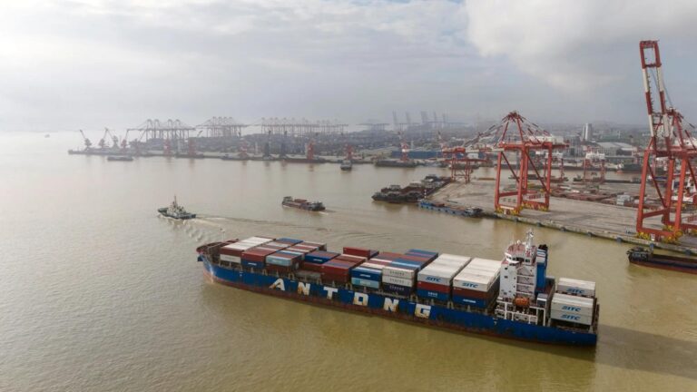 China Enfrenta Desaceleração Econômica Apesar do Aumento nas Exportações