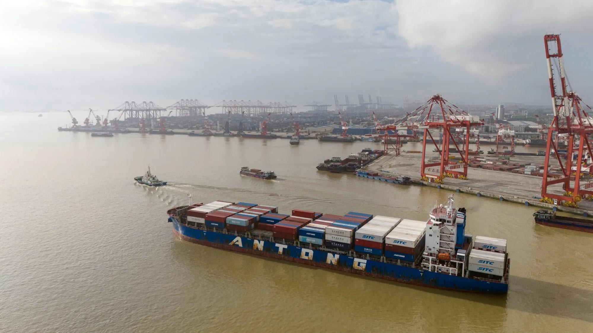 Navio da Antong Holdings Co. no Porto de Nansha, Guangzhou, China.