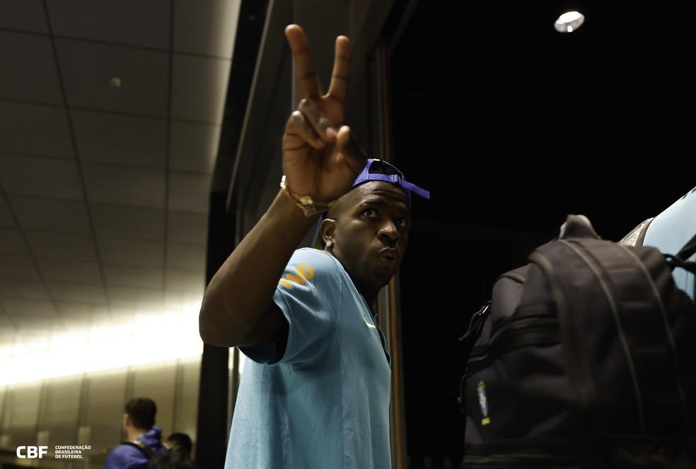 Vini Jr na chegada da seleção brasileira a Tóquio