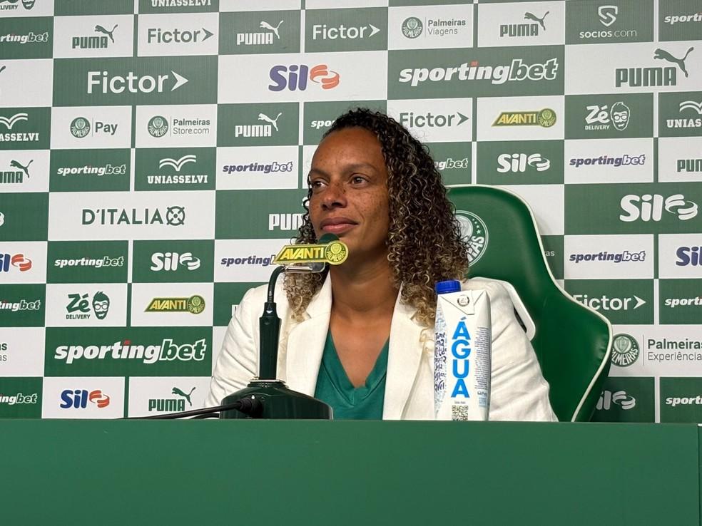 Rosana Augusto em apresentação no Palmeiras