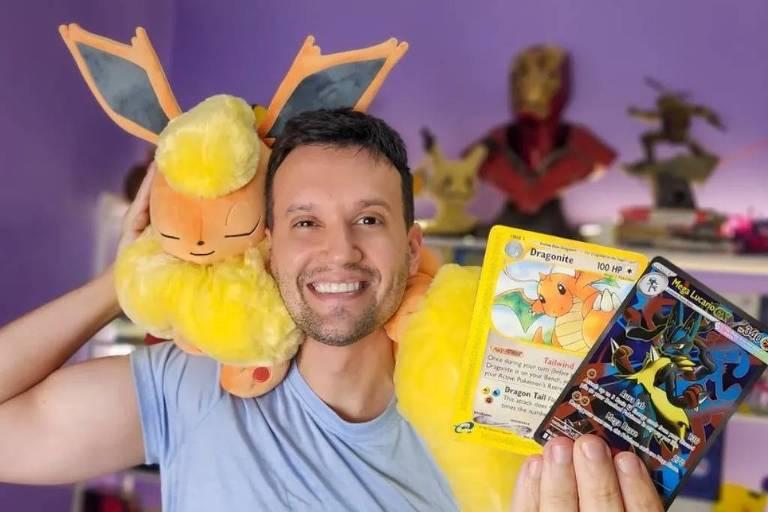 Capitão Hunter segura pelúcia de Pok emon