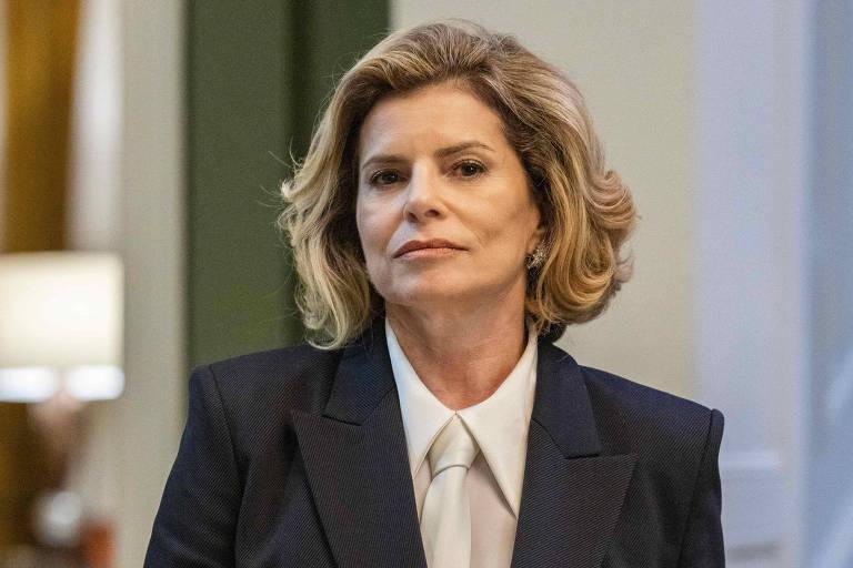 Odete Roitman em terno escuro