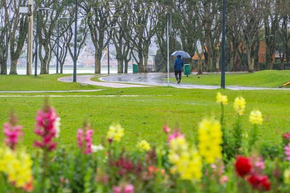 Em 280 dias de 2025, choveu em 40% deles em Curitiba.