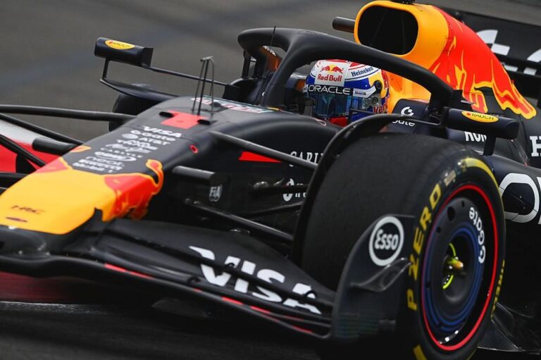 Max Verstappen lidera treino livre em Singapura enquanto Gabriel Bortoleto conquista o 12º lugar