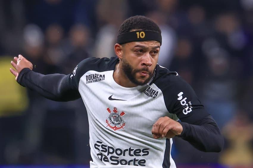 Memphis Depay durante o clássico Santos x Corinthians