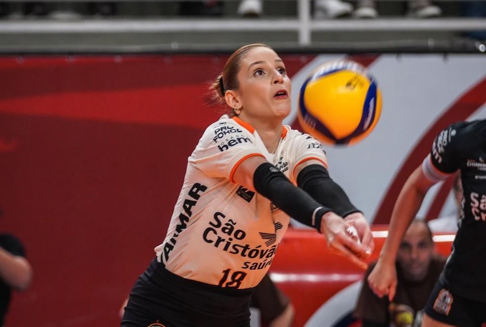 Camila Brait em ação pelo Osasco