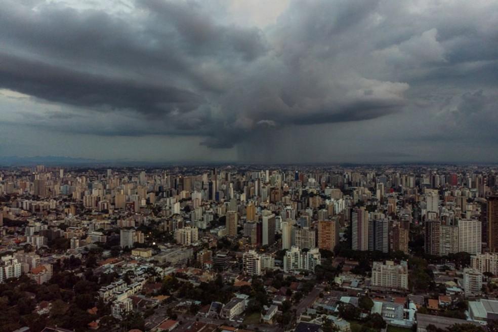 Fatores geográficos podem influenciar alta incidência de chuva em Curitiba.