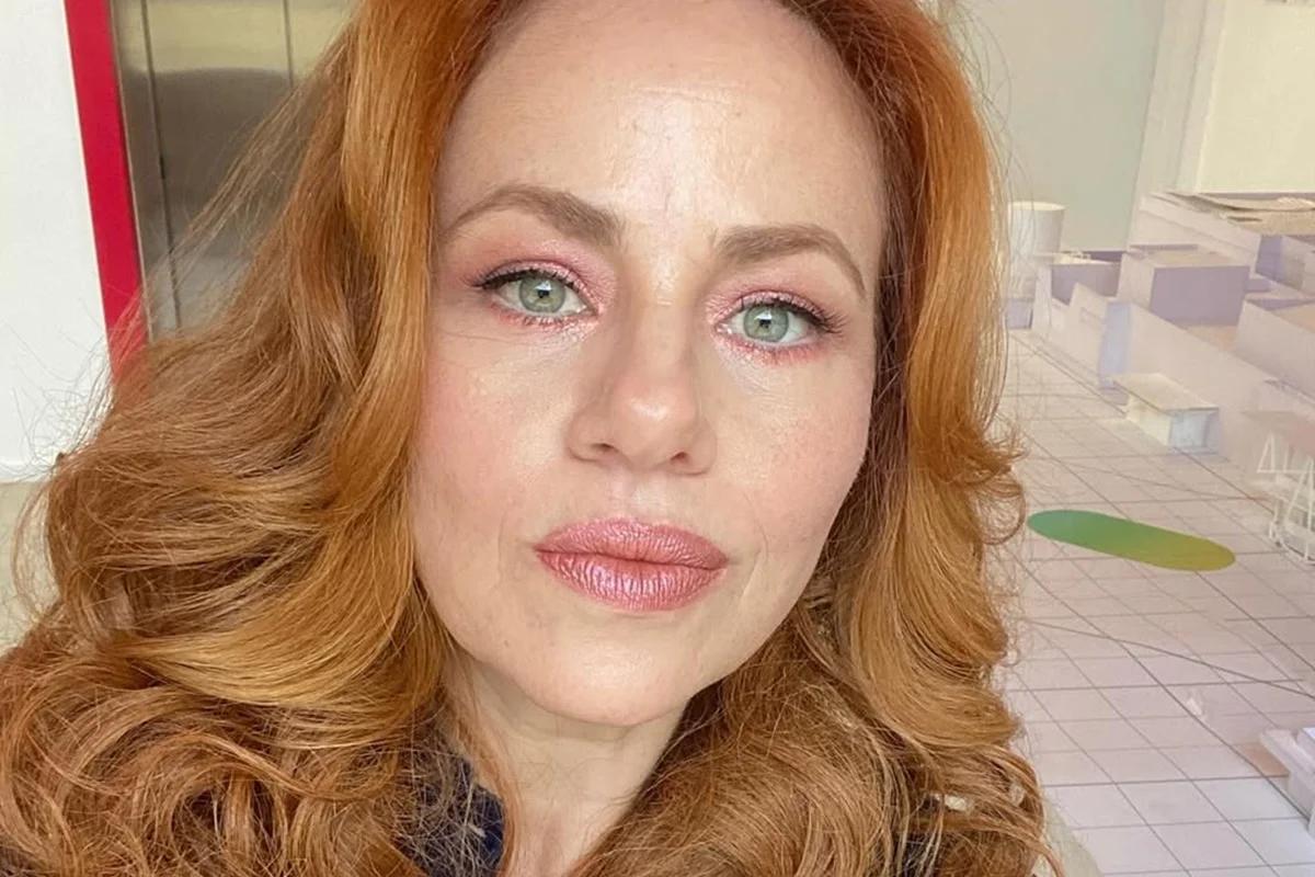 Karine Teles em defesa de Manuela Dias