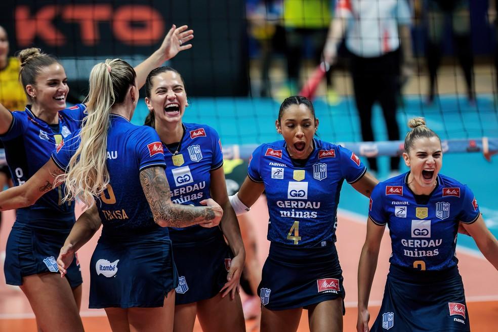 Elenco do Minas celebra ponto na final do Campeonato Mineiro