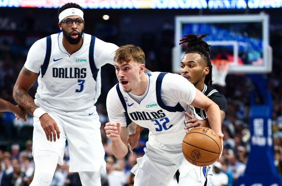 Cooper Flagg driblando durante a partida entre Dallas Mavericks e San Antonio Spurs