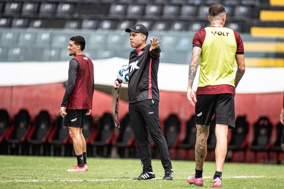 Jair Ventura em treino no Vitória