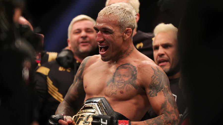 Charles do Bronx em luta contra Dustin Poirier pelo UFC