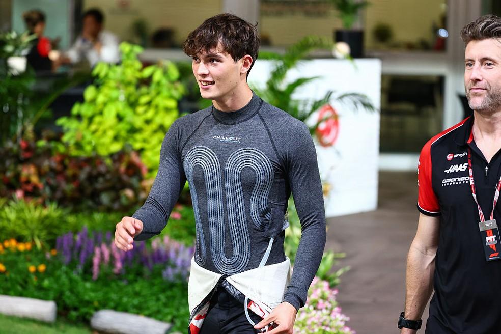 Oliver Bearman com colete de resfriamento no paddock, antes do GP de Singapura