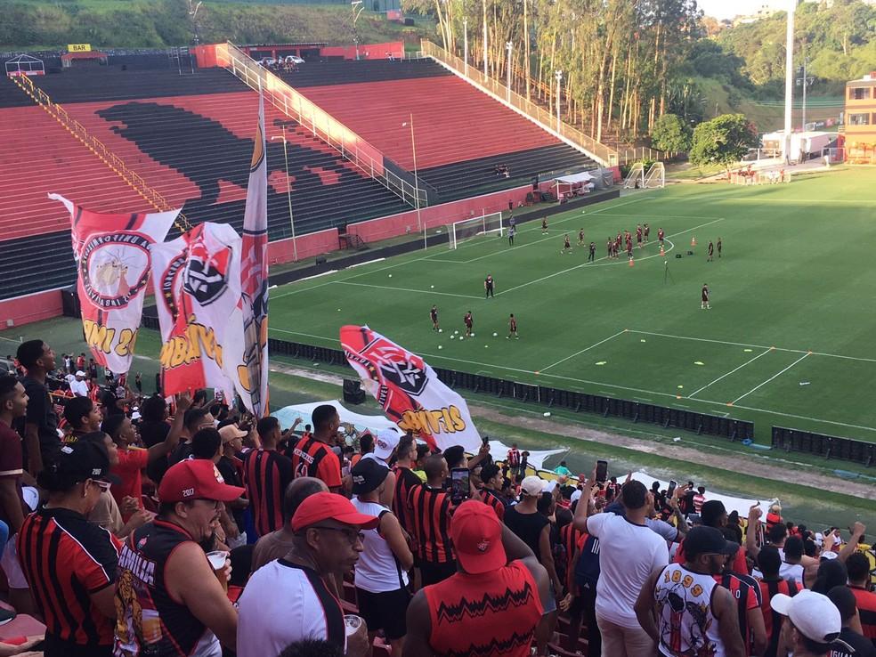 Torcida do Vitória incentiva jogadores em treino aberto na véspera do Ba-Vi