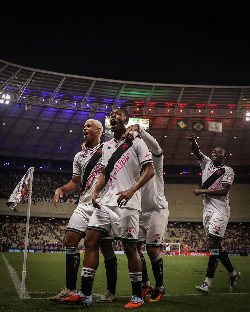 Rayan, do Vasco, comemora gol marcado contra o Fortaleza — Foto: Dikran Sahagian/Vasco.