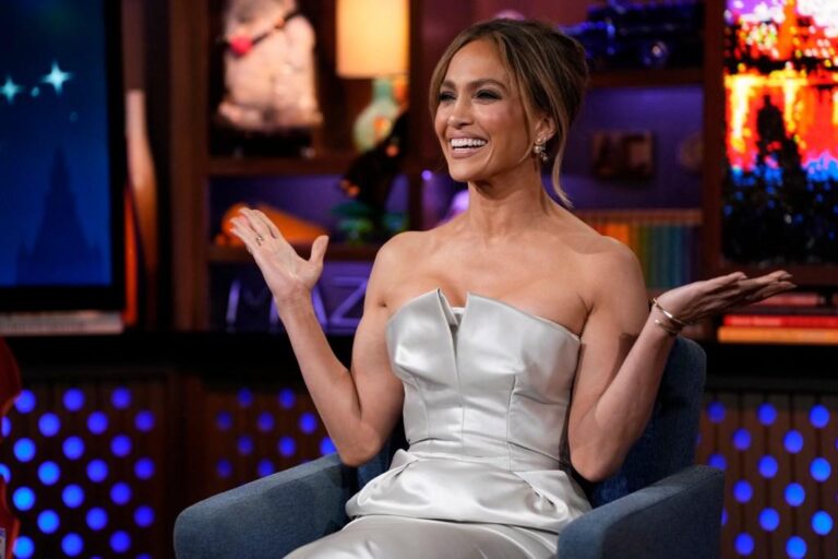 Jennifer Lopez nomeia Brett Goldstein como o melhor beijoqueiro de Hollywood