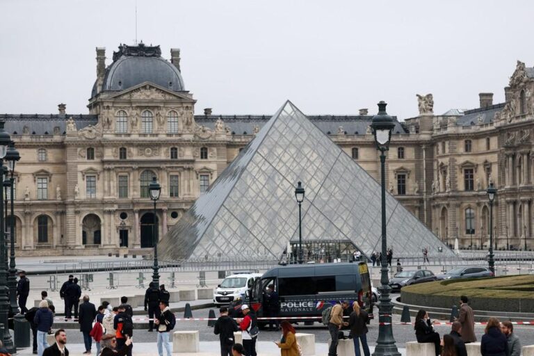 Museu do Louvre é fechado após roubo de joias inestimáveis