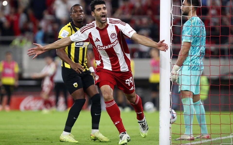 Olympiakos vence AEK, PAOK permanece no topo