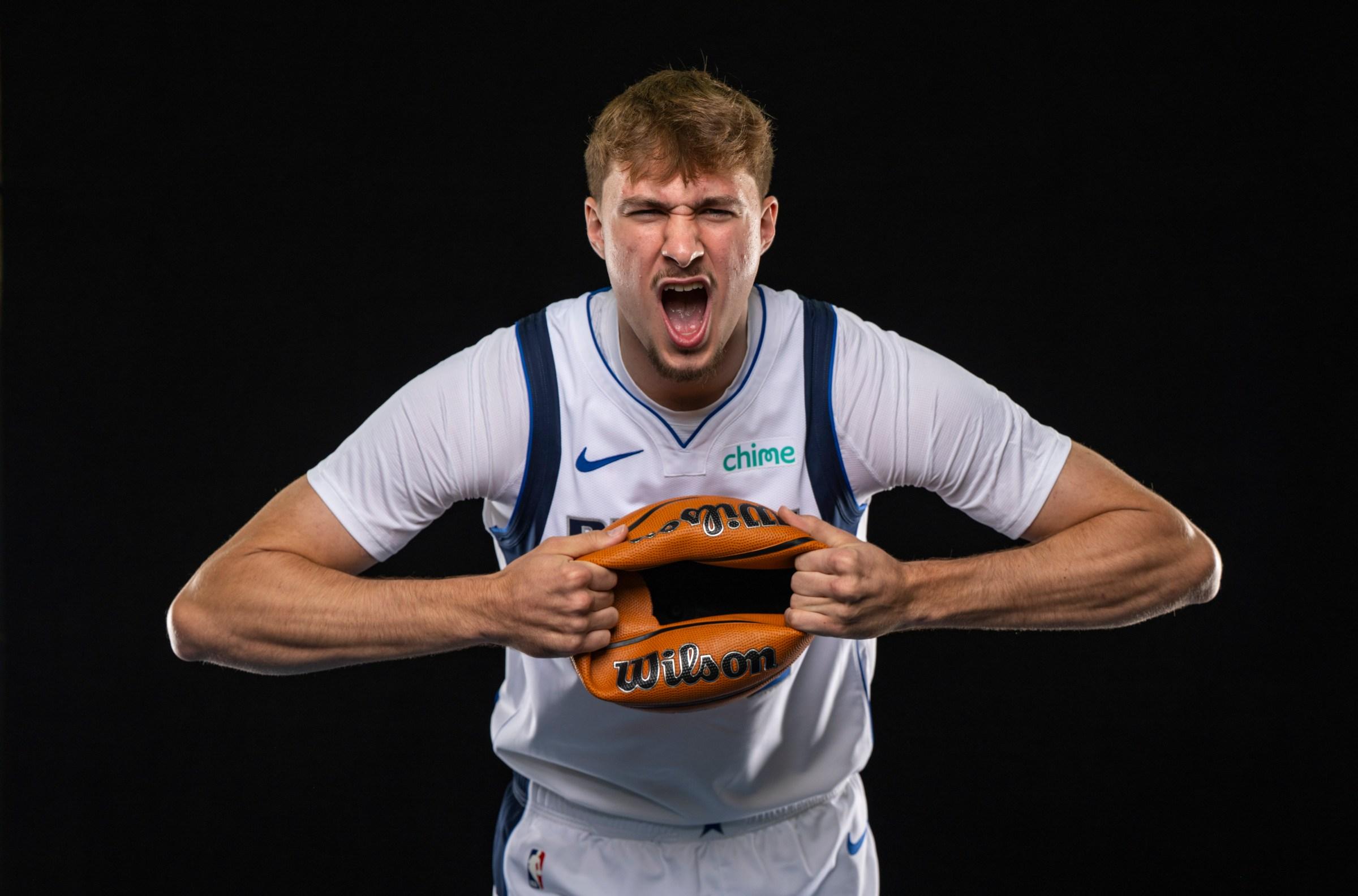 Cooper Flagg durante o media day dos Mavericks