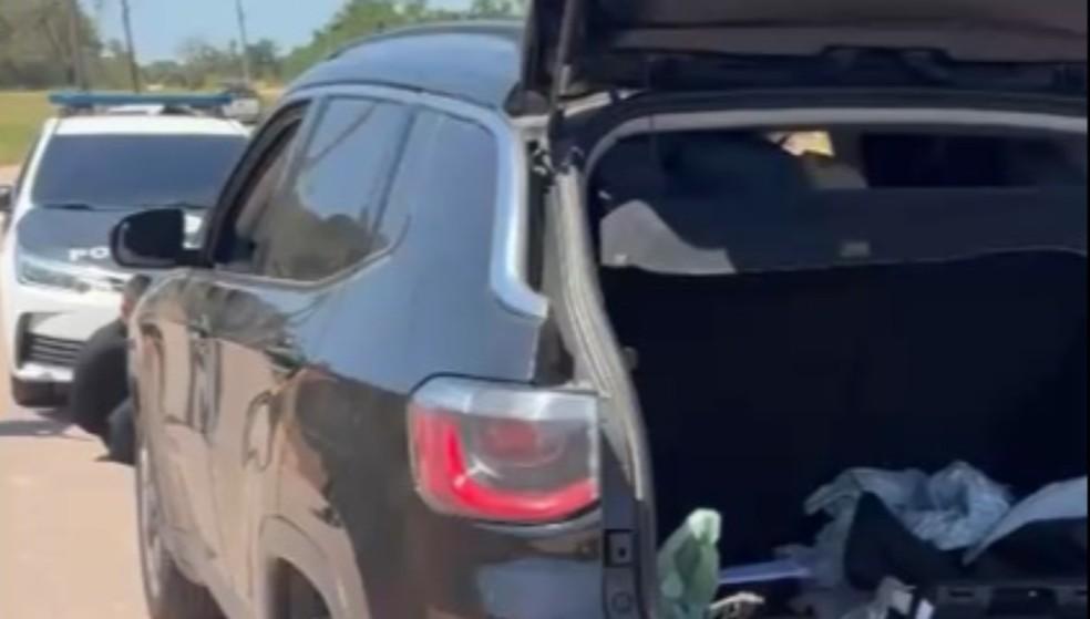 Criminosos estavam em um carro clonado quando foram presos em Xerém, em Duque de Caxias