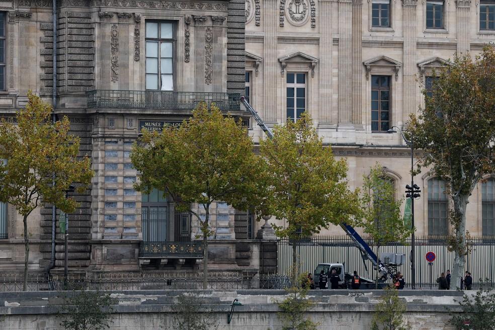 Guindaste que teria sido usado pelos assaltantes no Museu do Louvre