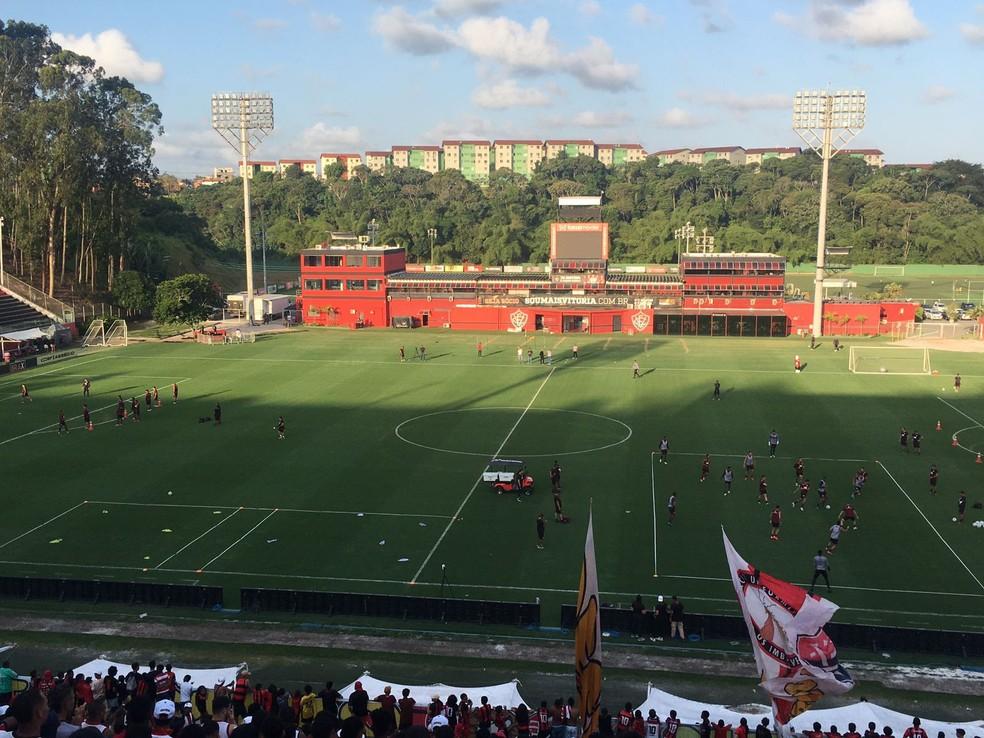 Jogadores do Vitória divididos em dois grupos durante treino aberto na véspera do Ba-Vi