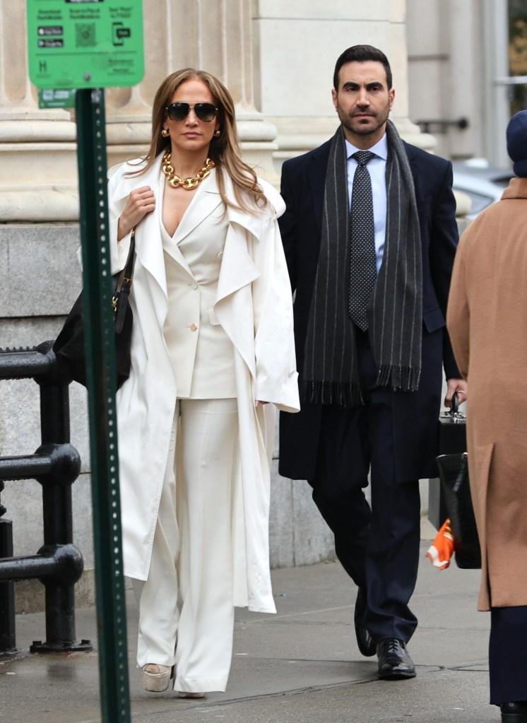 Jennifer Lopez e Brett Goldstein filmando Office Romance
