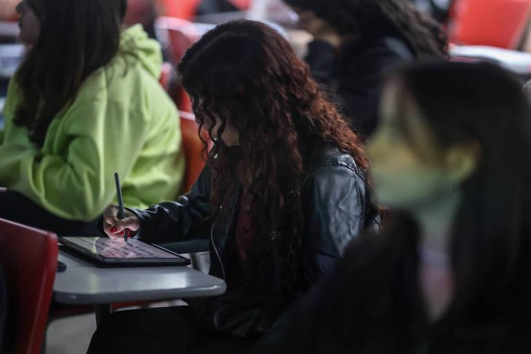 Estudante concentrada em aula