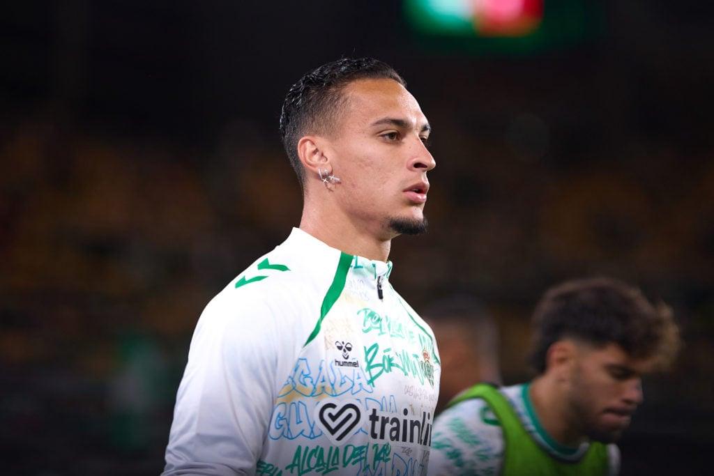 Antony durante aquecimento no Real Betis