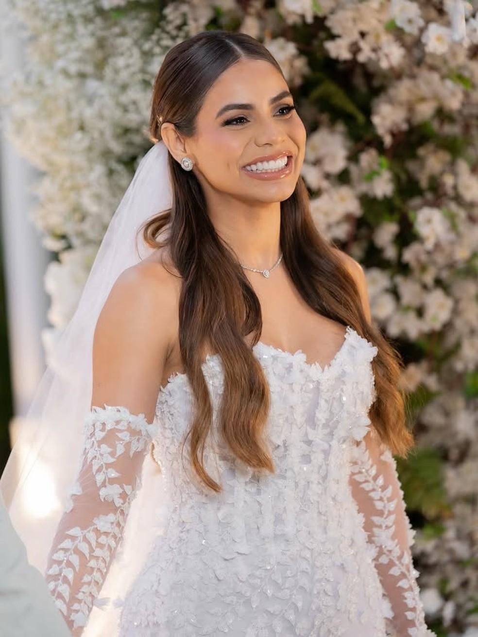 Lexa sorridente durante seu casamento com Ricardo Vianna