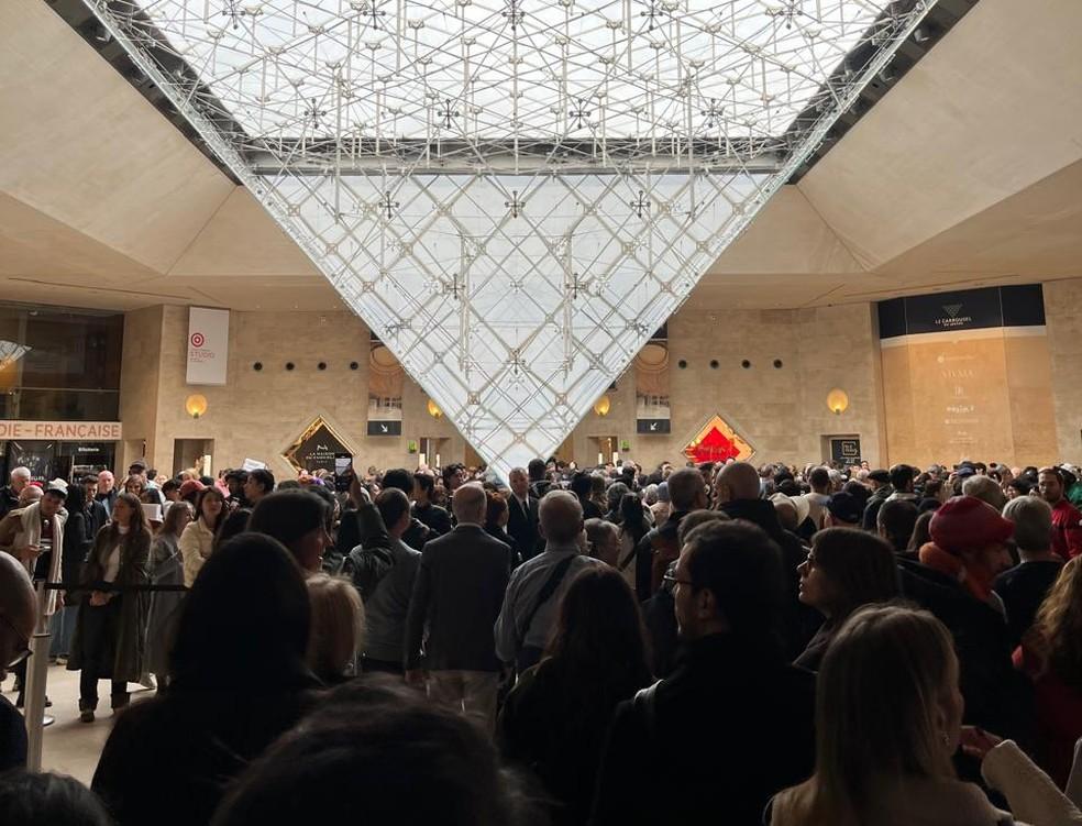 Momento em que visitantes do Museu do Louvre foram informados de que precisavam evacuar o local