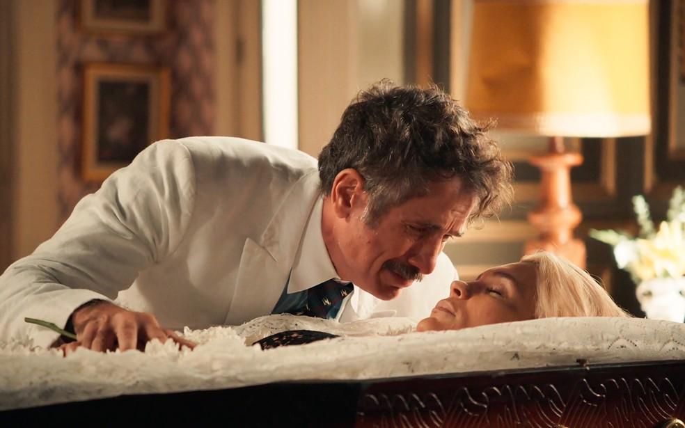 Ernesto (Eriberto Leão) pensa que Sandra (Flávia Alessandra) morreu e chora sobre caixão - Êta Mundo Melhor!