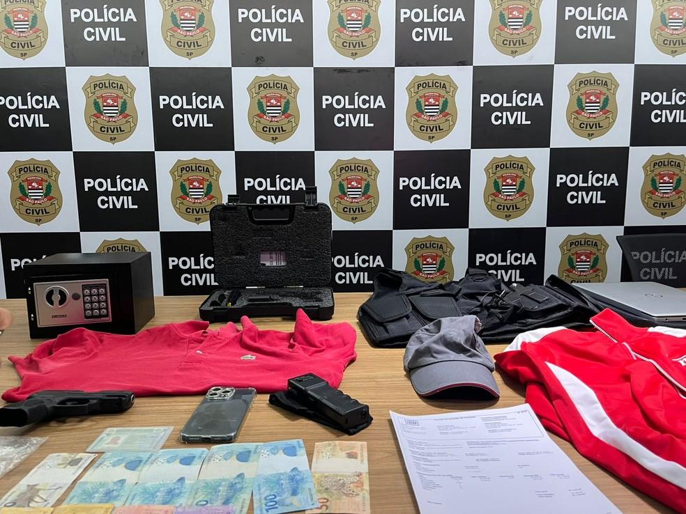 Com ele, os policiais apreenderam diversos itens, incluindo a arma usada no crime.