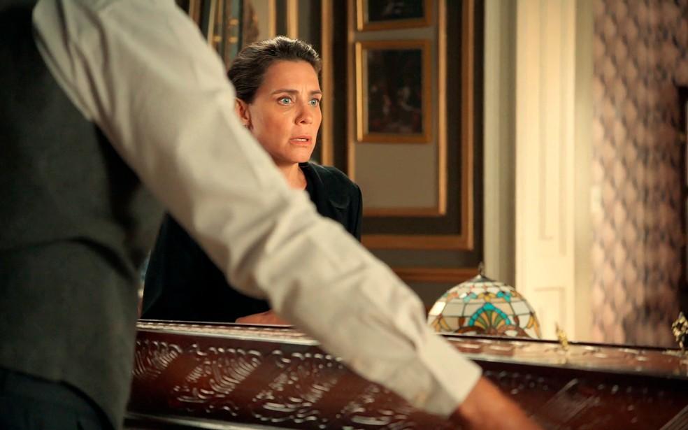 Inês (Joana Solnado) se desespera quando lacram o caixão de Sandra (Flávia Alessandra) em Êta Mundo Melhor!