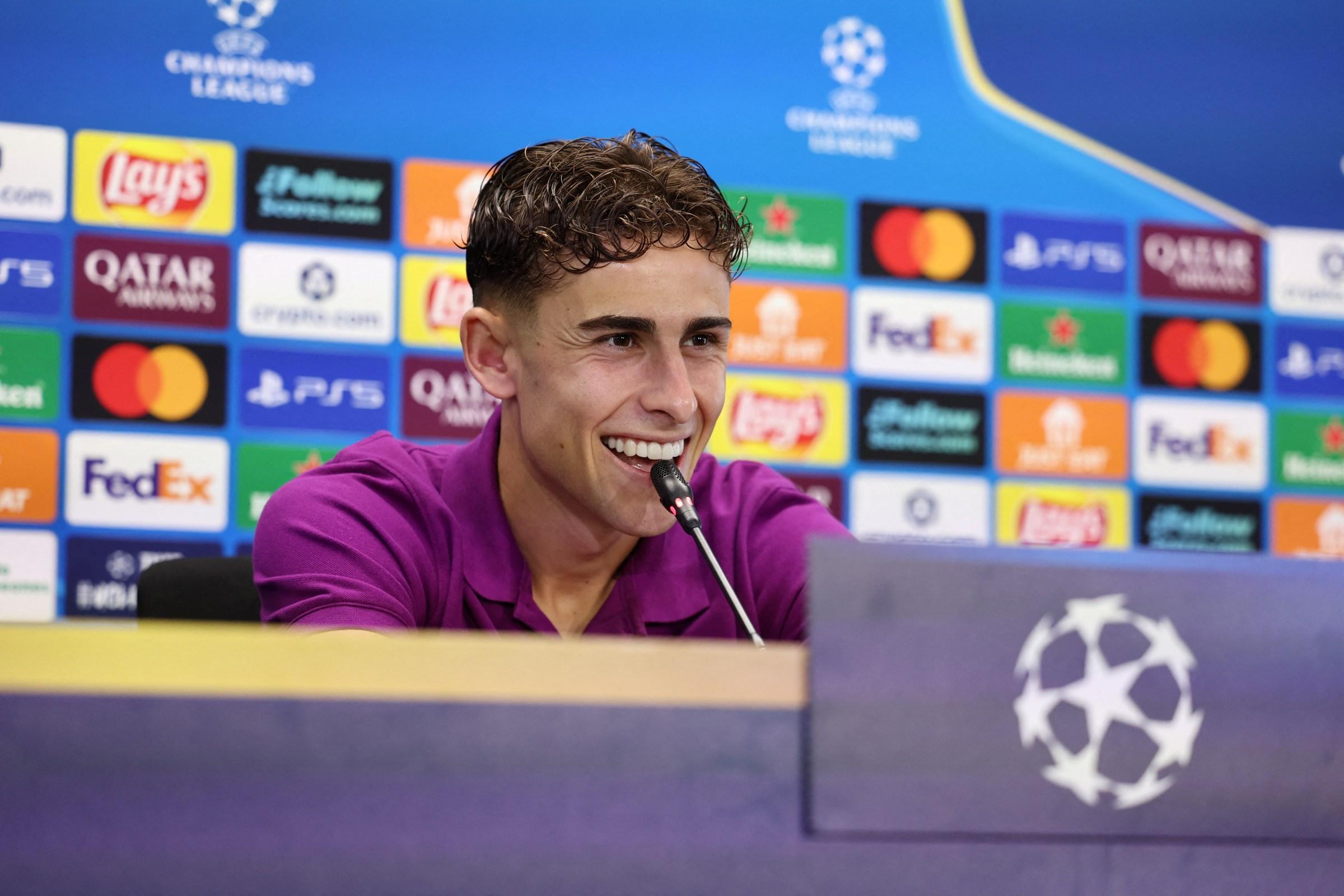 Treinador Hansi Flick em coletiva de imprensa