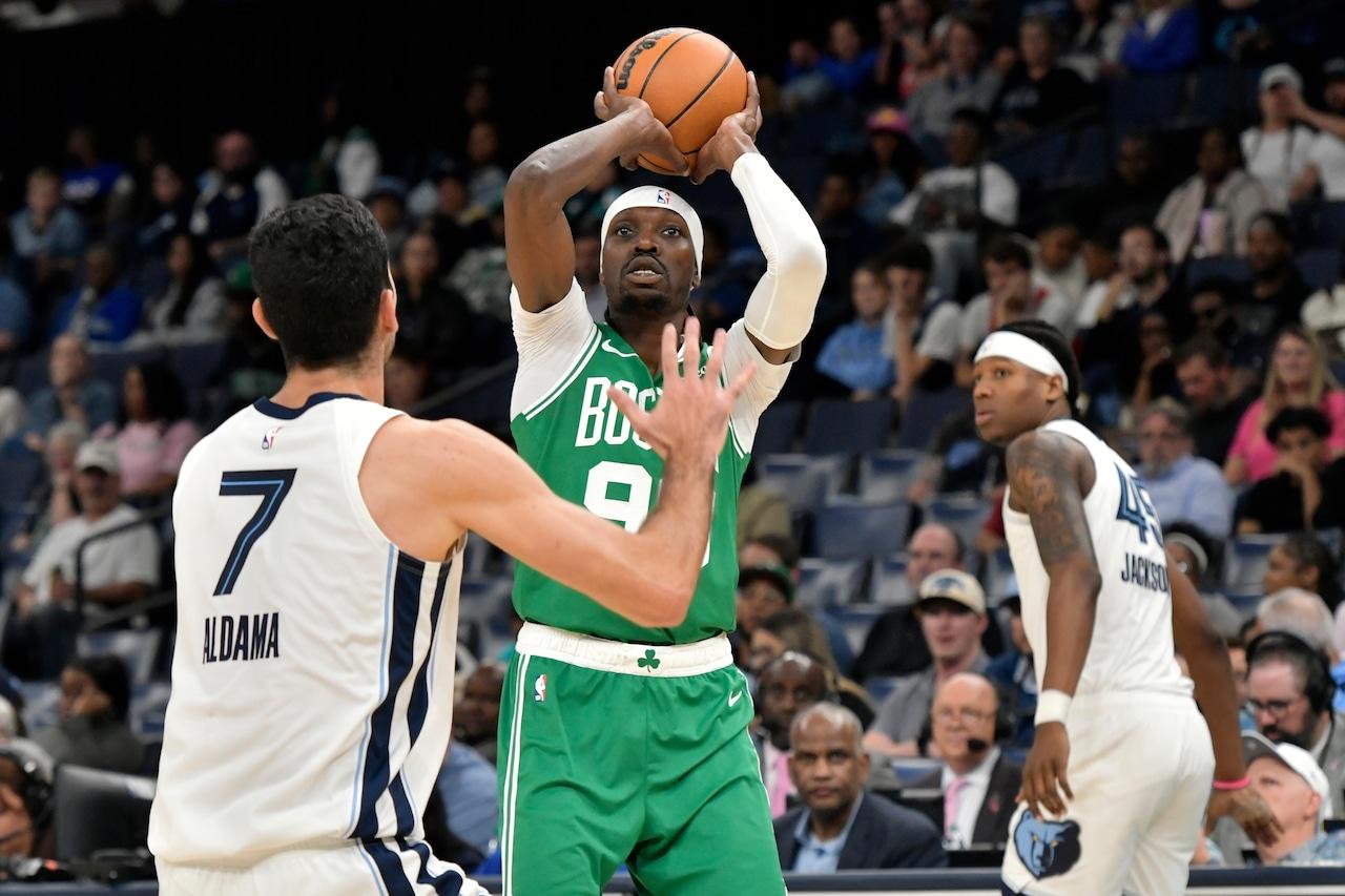 Chris Boucher em ação durante o jogo de pré-temporada entre Boston Celtics e Memphis Grizzlies