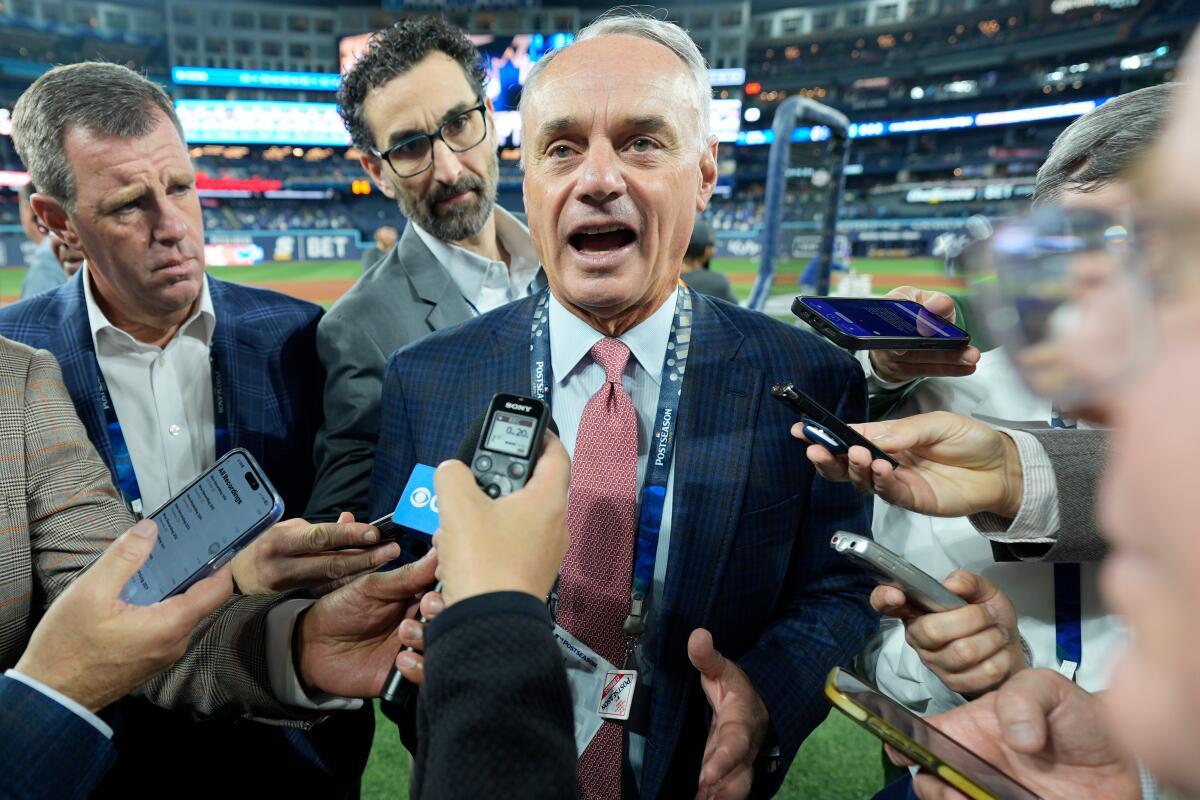 Rob Manfred, comissário da MLB, fala antes do jogo 2 da World Series