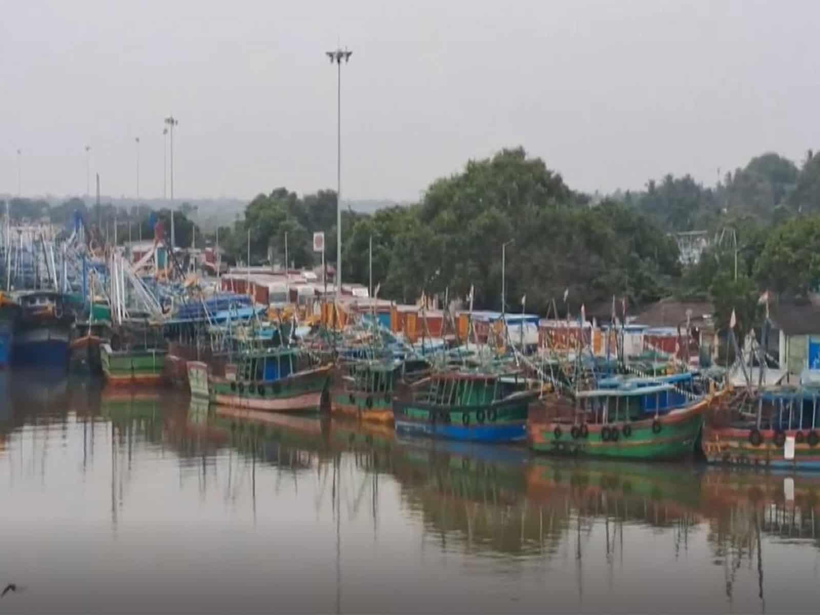 Barcos ancorados no porto de Visakhapatnam devido ao ciclone Motha.