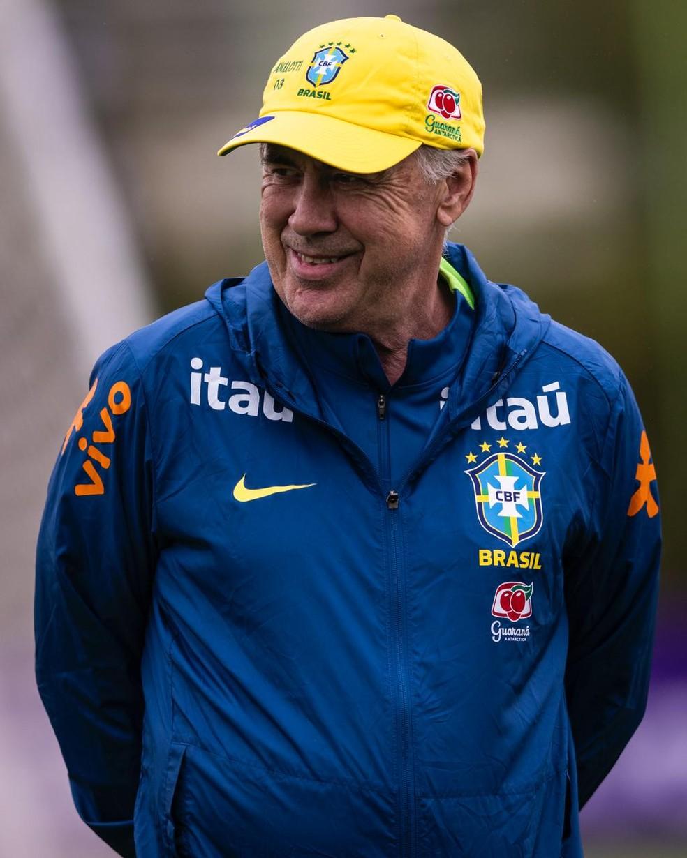 Ancelotti comandando treinamento