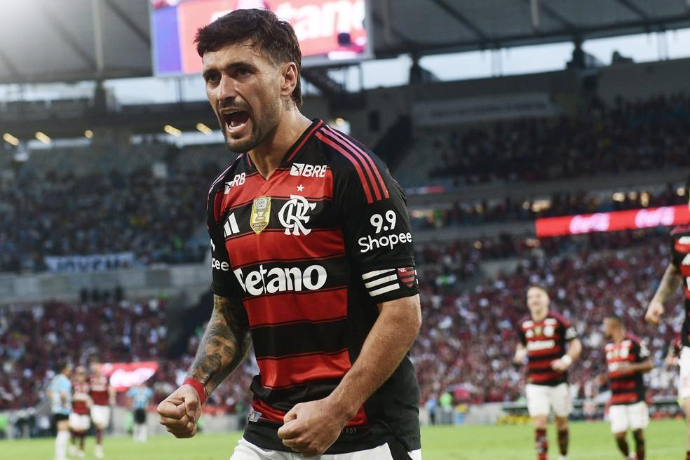 Arrascaeta comemora gol do Flamengo sobre o Grêmio Campeonato Brasileiro 2025