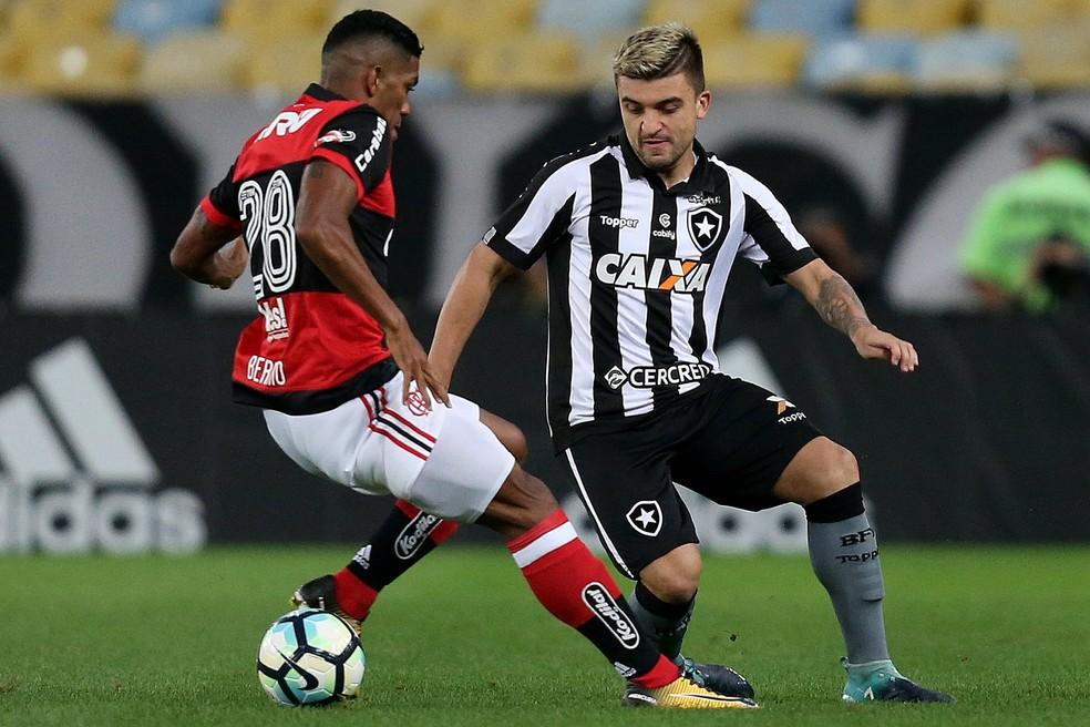 Berrío e Victor Luis em Flamengo x Botafogo pela Copa do Brasil